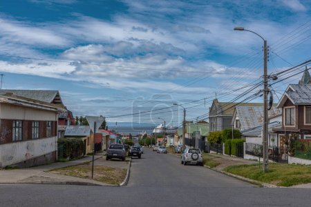 Foto de PUNTA ARENAS, CHILE-FEBRERO 10, 2021: Casas en Punta Arenas, Patagonia, Chile - Imagen libre de derechos