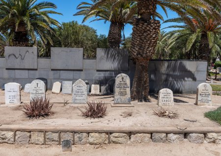 Foto de SWAKOPMUND, NAMIBIA-DICIEMBRE 25, 2023: Tumbas de soldados alemanes en el cementerio de Swakopmund, Namibia - Imagen libre de derechos