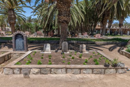 Téléchargez les photos : SWAKOPMUND, NAMIBIE-25 DÉCEMBRE 2023 : Tombes de soldats allemands au cimetière de Swakopmund, Namibie - en image libre de droit