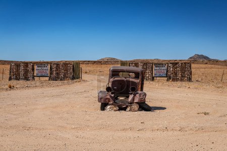 Téléchargez les photos : PARC NATIONAL NAMIB-NAUKLUFT, NAMIBIE-22 DÉCEMBRE 2023 : Vieille épave de voiture dans le parc national Namib-Naukluft, Namibie - en image libre de droit