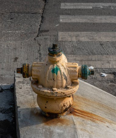 Téléchargez les photos : Ancienne bouche d'incendie au bord de la route à Panama City - en image libre de droit