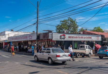 Foto de DAVID PANAMÁ-21 DE MARZO DE 2019: Tienda y vendedor ambulante en David, Chiriqui, Panamá - Imagen libre de derechos