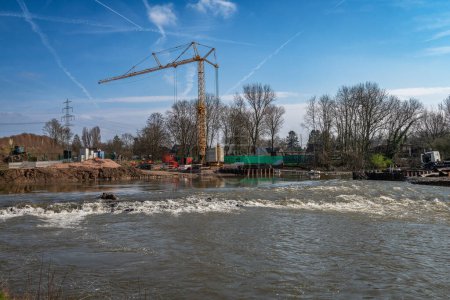 Foto de Trabajos de renovación y conexión de un lago Oxbow, río Nidda en Frankfurt, Alemania - Imagen libre de derechos
