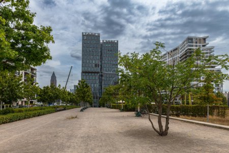 Foto de FRANKFURT AM MAIN, ALEMANIA-14 DE JULIO DE 2023: Parque y edificios modernos en Europaallee en el nuevo distrito de Europaviertel - Imagen libre de derechos