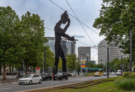 Foto de FRANKFURT AM MAIN, ALEMANIA-14 DE JULIO DE 2023: El martillero, escultura frente al Messeturm en Frankfurt, Hesse, Alemania - Imagen libre de derechos