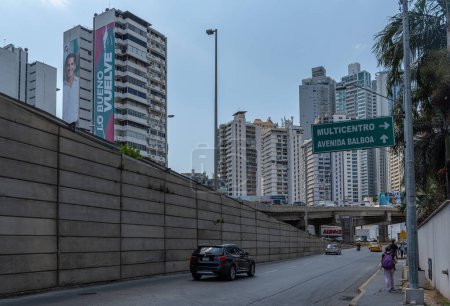 Foto de CIUDAD DE PANAMÁ, PANAMÁ-MARZO 25, 2019: Calle ocupada en el distrito de Calidonia, Ciudad de Panamá - Imagen libre de derechos