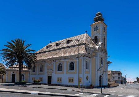 Foto de SWAKOPMUND, NAMIBIA-DICIEMBRE 25, 2023: La Iglesia Evangélica Luterana en Swakopmund, Namibia - Imagen libre de derechos