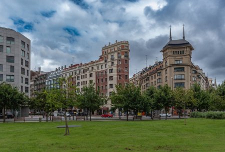 Téléchargez les photos : BILBAO, ESPAGNE-JUILLET 27, 2018 : Paysage urbain de Bilbao à Euskadi Place, Pays basque, Espagne - en image libre de droit