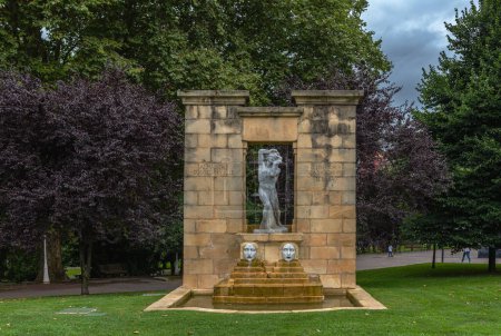 Téléchargez les photos : BILBAO, ESPAGNE-JUILLET 27, 2018 : Fontaine dans le parc Dona Casilda Iturrizar, Bilbao, Espagne - en image libre de droit
