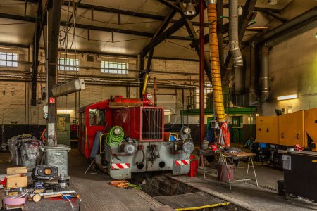 Foto de BREMERHAVEN, ALEMANIA-27 DE AGOSTO DE 2022: Tren viejo para reparación en la sala de servicio - Imagen libre de derechos