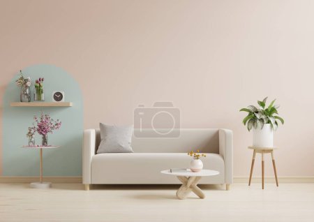 Salon avec canapé et accessoires décoration sur fond de mur vide de couleur crème.