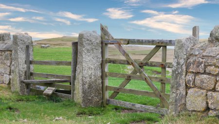 Téléchargez les photos : Un mur de pierre traditionnel avec portail et stile paysage agricole - en image libre de droit