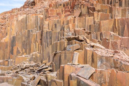 Téléchargez les photos : Basalte, roches volcaniques connues sous le nom de tuyaux d'orgue, Twyfelfontein à Damaraland, Namibie. - en image libre de droit