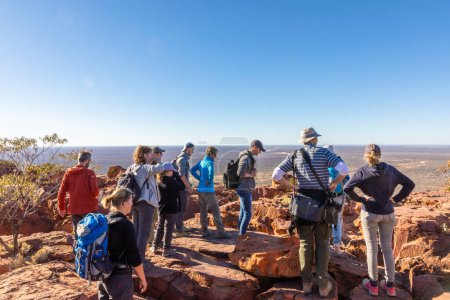 Foto de Turistas de senderismo y ver una impresionante escena sobre la meseta, Waterberg Plateau, Namibia. - Imagen libre de derechos