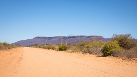 Foto de Viaje por carretera en un paisaje impresionante, Parque Nacional Waterberg Plateau, Namibia. - Imagen libre de derechos