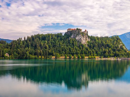 Téléchargez les photos : Vieux Château et lac Bled à Bled, Slovénie. - en image libre de droit