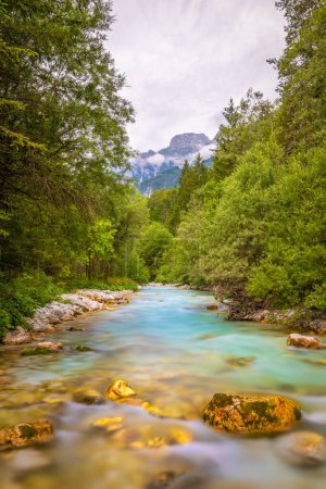 Foto de Larga exposición del río Triglavska Bistrica con los Alpes Julianos en la parte posterior, Kranjska Gora, Eslovenia. - Imagen libre de derechos
