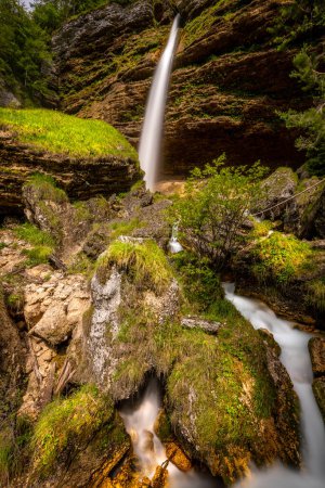 Foto de Larga exposición de la bofetada de Pericnik o caída de Pericnik, Parque Nacional Triglav, Eslovenia. Es una gran cascada que cae de la cascada. - Imagen libre de derechos