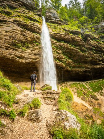Téléchargez les photos : La gifle de Pericnik ou chute de Pericnik, Parc national du Triglav, Slovénie. C'est une grande cascade qui tombe de la cascade. - en image libre de droit