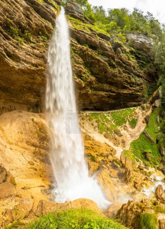 Foto de La bofetada de Pericnik o caída de Pericnik, Parque Nacional Triglav, Eslovenia. Es una gran cascada que cae de la cascada. - Imagen libre de derechos