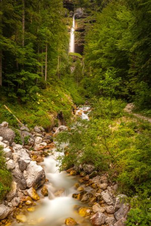 Foto de Larga exposición de la bofetada de Pericnik o caída de Pericnik, Parque Nacional Triglav, Eslovenia. Es una gran cascada que cae de la cascada. - Imagen libre de derechos