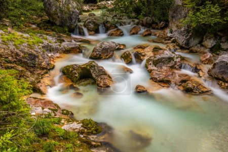 Téléchargez les photos : Longue exposition d'une vallée turquoise vivante de la rivière Soca près de Bovec dans le parc national du Triglav, Alpes juliennes, Slovénie, Europe. - en image libre de droit
