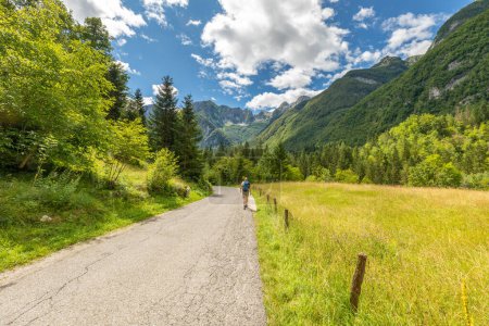 Téléchargez les photos : Photo de paysage d'une femme faisant de la randonnée dans les Alpes juliennes, Parc national du Triglav, Slovénie. - en image libre de droit