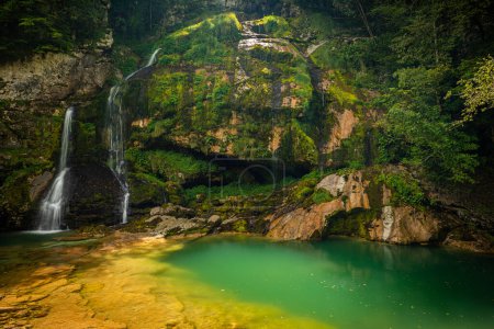 Virje Cascade, belle cascade située près de la ville de Bovec. Vallée de la Soca, Parc national du Triglav, Alpes juliennes, Slovénie, Europe.