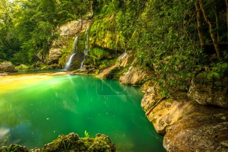 Téléchargez les photos : Virje Cascade, belle cascade située près de la ville de Bovec. Vallée de la Soca, Parc national du Triglav, Alpes juliennes, Slovénie, Europe. - en image libre de droit