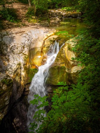 Téléchargez les photos : Petite cascade près de la célèbre cascade de Kozjak (Slap Kozjak) - Kobarid, Alpes juliennes en Slovénie
. - en image libre de droit