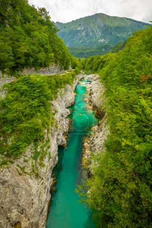 Téléchargez les photos : Soca Valley - rivière Soca avec kayakiste. Belle rivière turquoise dans les Alpes slovènes située près de la ville de Kobarid dans le parc national du Triglav, Alpes juliennes, Slovénie, Europe - en image libre de droit