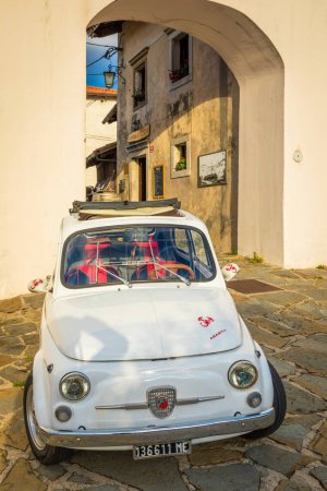 Foto de Fiat 500 en smartno, una pequeña ciudad en el Municipio de Brda en la región litoral de Eslovenia. - Imagen libre de derechos