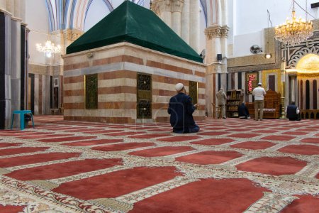 Téléchargez les photos : Tombeau de Rebecca à Hébron - Palestine. Visiteurs musulmans priant dans la mosquée Abraham d'Hébron. - en image libre de droit