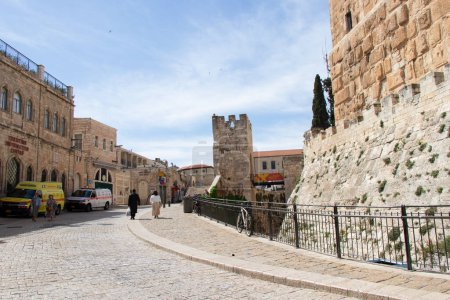 Foto de JERUSALEM, ISRAEL - 22 de abril de 2022: La calle del Patriarcado Armenio cerca de la entrada de la Puerta de Jaffa a la parte occidental de la Ciudad Vieja - Imagen libre de derechos