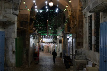 Téléchargez les photos : Les rues de Jérusalem la nuit. - en image libre de droit