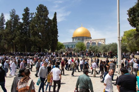 Foto de Viernes en la ciudad vieja de Jerusalén - Palestina: 22 de abril de 2022. Ramadán en el mundo. - Imagen libre de derechos