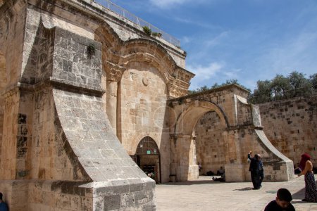 Téléchargez les photos : Porte d'Or de la vieille ville de Jérusalem. Photo prise dans la cour de la mosquée Aqsa - en image libre de droit