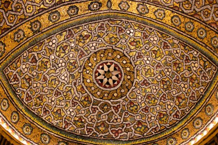 Téléchargez les photos : Art islamique dans les bâtiments anciens. Décors de mihrab dans la mosquée Abraham à Hébron - Palestine. - en image libre de droit