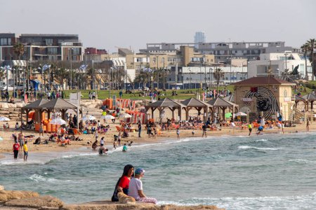 Foto de Tel Aviv - Yafo. La gente está descansando en Jaffa Beach. - Imagen libre de derechos