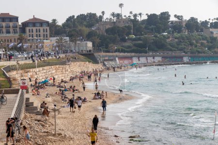Foto de Tel Aviv - Yafo. La gente está descansando en Jaffa Beach. - Imagen libre de derechos