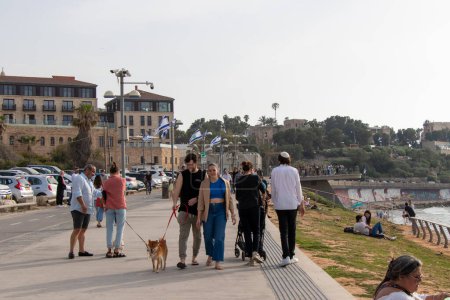 Foto de Tel Aviv Yafo, Israel: 23 de abril de 2022. La gente está caminando en el bulevar de Jaffa - Imagen libre de derechos