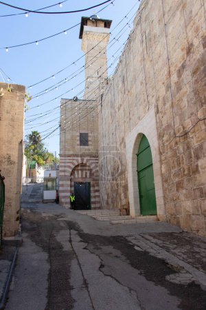 Foto de Puerta de entrada de la Mezquita Al-Khalil en la ciudad de Hebrón, Palestina. Hebrón Israel - Imagen libre de derechos