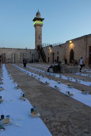 Téléchargez les photos : Iftar temps à la cour de la mosquée Aqsa. - en image libre de droit