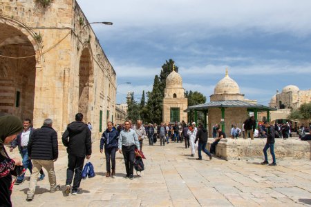 Téléchargez les photos : Vendredi dans la vieille ville de Jérusalem - Palestine : 22 avril 2022. Ramadan dans le monde. Prières musulmanes dans la cour de la mosquée Aqsa. - en image libre de droit