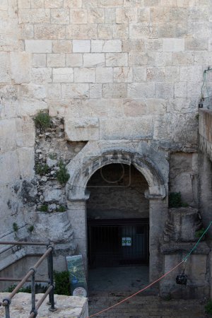 Téléchargez les photos : Jerusalem, Israel - April 22, 2022: Damascus Gate is one of the main entrances to the Old City of Jerusalem. - en image libre de droit