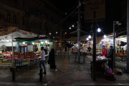 Foto de Las noches del Ramadán de la ciudad vieja de Jerusalén - Palestina: 21 de abril de 2022. - Imagen libre de derechos