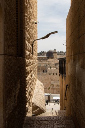 Foto de Vista de la mezquita de Al-Aqsa desde la estrecha calle de la ciudad vieja de Jerusalén. - Imagen libre de derechos