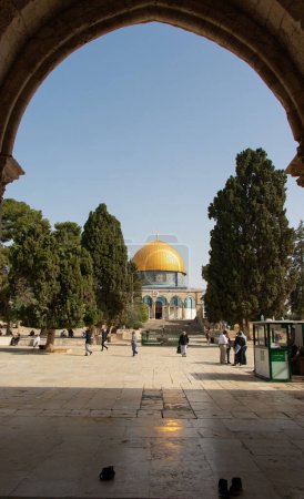 Téléchargez les photos : Dôme du Rocher. Vue de la porte de la mosquée Al-Aqsa, de la vieille ville de Jérusalem et du mont du Temple - en image libre de droit