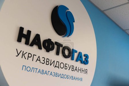 Téléchargez les photos : Poltava, Ukraine - 3 février 2023 : L'inscription "Naftogaz. GasGasGasVydobuvannya. PoltavaGasVydobuvannya "sur le mur avec le logo de l'entreprise - en image libre de droit