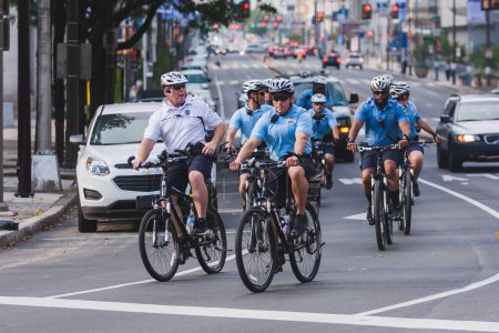 Foto de Grupo de Policías de Philidelhpia en bicicleta en la ciudad. Arquitectura y telón de fondo. - Imagen libre de derechos